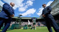 Ochranka na Wimbledonu se porvala před zraky diváků. Důvod je absurdní