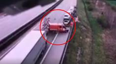VIDEO: Dělníci jen o vlásek unikli smrti! Přiřítil se na ně kamion