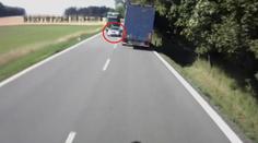 Agresivní řidič ohrozil auta v protisměru, kamioňáci to zachránili
