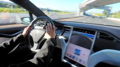 Přelomový rozsudek pro vozy Tesla. Řidič dostal pokutu za ovládání stěračů