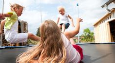 Děti si hromadně lámou ruce a nohy na trampolínách! Už 16 zraněných za 3 dny