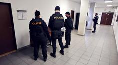 VIDEO: Policie v Ústí zadržela ženu s dlouhým nožem. Měla chtít zabíjet
