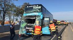 Na dálnici D8 se srazil kamion a autobus plný lidí! Sedm zraněných