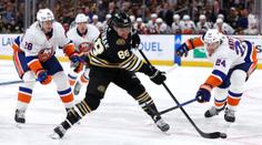 Pastrňák zářil a Boston srazil Islanders, triumf San Jose řídili Hertl a Zadina