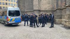 Policisté v centru Prahy nejspíš překazili velkou bitku desítek dětí!