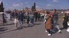 Pondělní teploty vylákaly lidi na procházky i šlapadla. Slunce ale vystřídá déšť