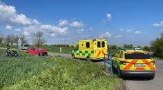 Čtyři zranění po nehodě za Prahou, motorkář má rozdrcenou nohu