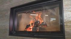 Kvůli cenám energií jdou kamna na dračku. Výrobci jsou zavalení na měsíce dopředu