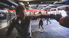 Žádný hotel, spí se v tělocvičně! To je Peštův americký sen o UFC