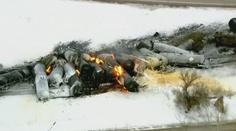 V USA vykolejil další vlak. Začal hořet a hasiči museli evakuovat městečko