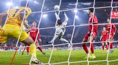 Momenty 14. kola Bundesligy: Svanberg skóroval nůžkami, Hack pěkným lobem