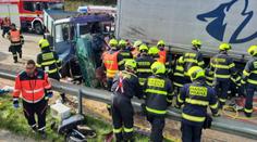 Tragická hromadná nehoda zablokovala Pražský okruh. Jeden mrtvý, dva zranění