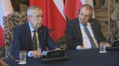 Van der Bellen a Zeman si vyměnili vyznamenání. Je to výraz dobrých vztahů, řekl Zeman
