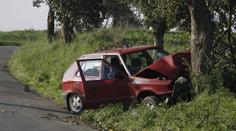Po nárazu do stromu zemřel řidič i spolujezdec