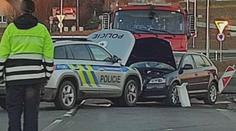 Zdrogovaný řidič ujížděl policistům 25 kilometrů, honičku ukončil až čelní náraz