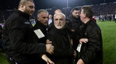 Majitel PAOK vběhl na hřiště s pistolí! Řecko pozastavilo ligu