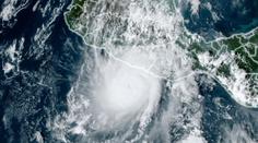 Nad oceánem zuří neobvykle silná bouře. Úřady se bojí katastrofického scénáře