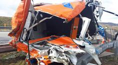 Silničáři v ohrožení. Takhle kamion rozpáral jejich auto u Bělotína
