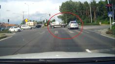 Tohle bylo těsné! Houkajícímu autu policie vjelo do cesty SUV