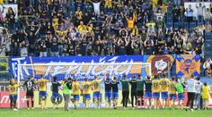 Na Spartu v košili a kravatě. Fanoušci Teplic reagují na ceny lístků po svém