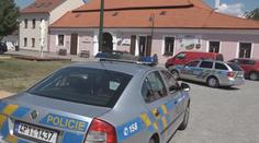 Zfetovaný muž přepadl v kavárně ženu s dítětem. Vyhrožoval jí