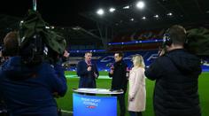Bývalí rivalové Carragher a Neville se poprali u balení dárků! VIDEO