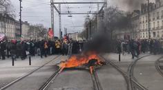 Francouzi dál protestují proti Macronovi. Ničili jeho oblíbenou restauraci