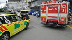 Kočárek s dítětem se zasekl ve výtahu. Vyprostili ho hasiči