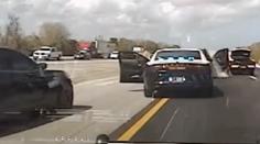 BMW se nekontrolovatelně řítilo dálnicí. Řidič měl zaseklý pedál