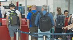 EU chce batohy v letadlech bez poplatků. Zdraží to letenky, namítají aerolinky