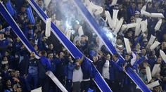 Peklo v Argentině. Fanoušci po špatných výsledcích zapálili fotbalistům auta