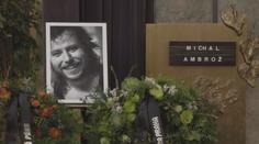 Svět se naposledy rozloučil s hudebníkem Michalem Ambrožem. Dožil se 68 let