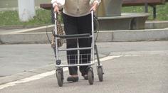 Stařenka (90) upadla v Brně na ulici, měla u sebe půl milionu v hotovosti
