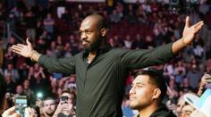 Jones oznámil, že se vzdává titulu! Kašle na svůj odkaz a žádá peníze