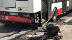 V Ústí se srazil autobus MHD s náklaďákem! 7 zraněných