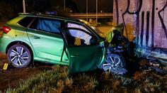 Vážná nehoda v Praze! Zničené auto přivolalo zraněnému řidiči pomoc