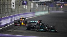 Závod plný karambolů ovládl Hamilton, s Verstappenem mají stejně bodů