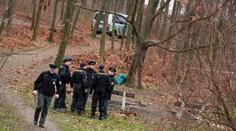 Vražda na Ostravsku! Mrtvého bezdomovce našli u skály v lese