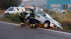Policejní octavia s majákem bourala v křižovatce. Tři zranění