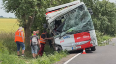 Na Mladoboleslavsku narazil autobus do stromu. Osm lidí je zraněných