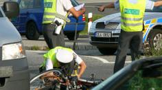 TO UŽ JE MOC! Řidič auta SCHVÁLNĚ narazil do jedoucího CYKLISTY!