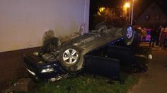 Auto narazilo do zdi domu - dvě ženy zemřely, dva zranění