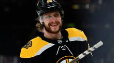 David Pastrňák je po operaci zpátky na ledě. Kdy si zahraje NHL?