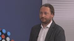 Slabá koruna stimuluje ekonomiku, ale přináší i riziko inflace, tvrdí ekonom