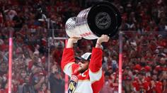 Tak se slaví Stanley Cup. Hvězdný Barkov s pohárem v 5 ráno zvonil na sousedy