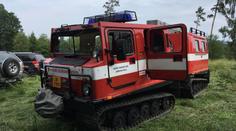 Hasiči od večera bojují s požárem lesa. Museli nasadit vrtulník