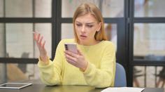 Bankovní aplikace přestávají fungovat na starších mobilech. Lidé jsou naštvaní