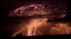 Žene se rozsáhlá bouřková vlna. Meteorologové změnili výstrahu pro celé Česko