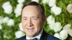 Kevin Spacey může slavit. Britský soud jej osvobodil v kauze znásilnění