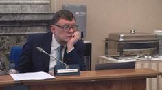 Stanjura hledá, kde škrtnout další miliardy. Podle opozice selže